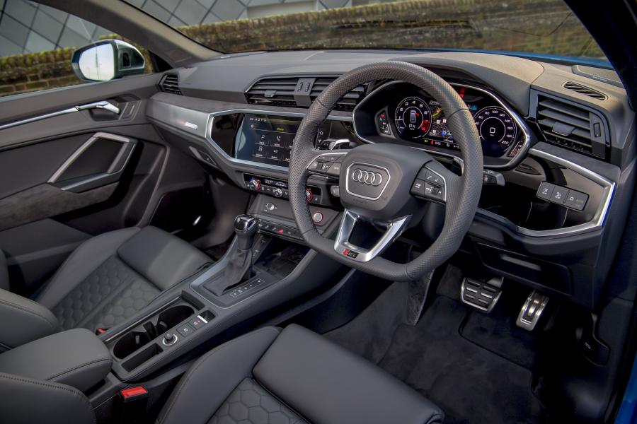 Интерьер Audi RS Q3 Sportback 2019 года  (UK) (фото 20 из 71)